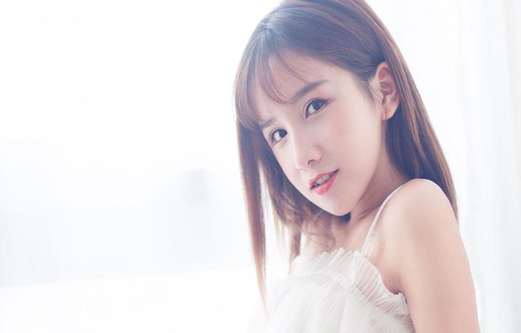 医生监控孕妇生产过程